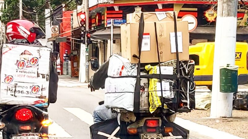 Motoboys de São Paulo Transformam Motos em Furgões para Entregas de Natal: Riscos e Dedicação em Alta