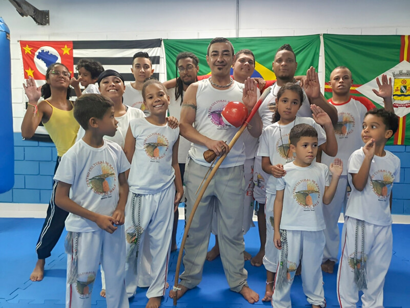 Aulas gratuitas de capoeira em quatro polos da cidade de Carapicuíba