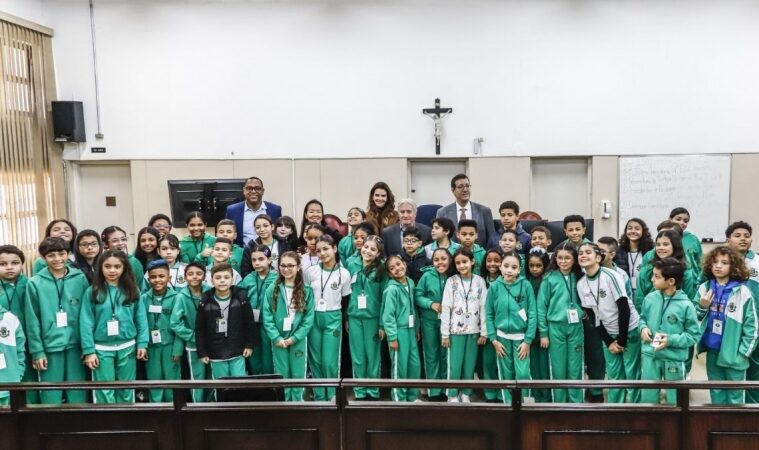 Autoridades mirins dos Poderes Legislativo, Executivo e Judiciário visitam Fórum de Osasco