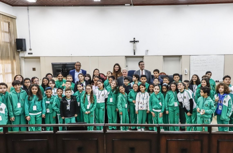 Autoridades mirins dos Poderes Legislativo, Executivo e Judiciário visitam Fórum de Osasco