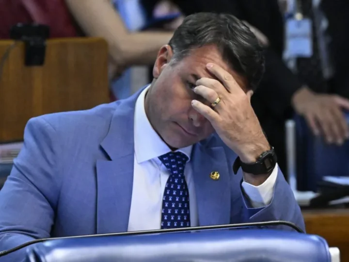 10 escândalos que mostram por que você não deve votar em Flávio Bolsonaro