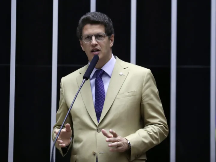 “Salles joga a toalha e abraça Derrite e Do Prado”