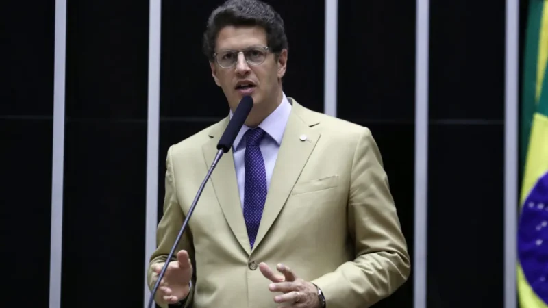 “Salles joga a toalha e abraça Derrite e Do Prado”