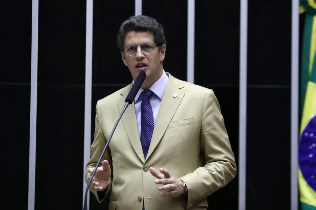 “Salles joga a toalha e abraça Derrite e Do Prado”