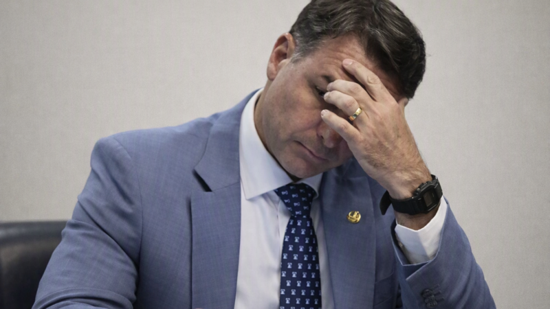 13 MOTIVOS PARA NÃO VOTAR EM FLÁVIO BOLSONARO: O dossiê explosivo que a política tenta esconder!